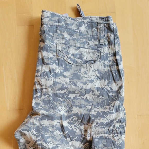 Rothco Digital Camo Cargo Shorts - Men's Large/Regular 36-39" - Picture 5 of 5